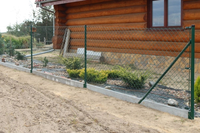 Montaż siatki ogrodzeniowej