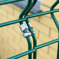 Łącznik paneli ogrodzeniowych zaciskany