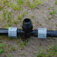 Trójnik z dwoma przyłączami do taśmy kroplującej 16 mm i gwintem zewnętrznym 1/2 cala