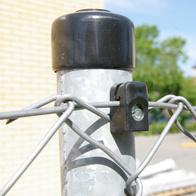 Przelotka do drutu siatki ogrodzeniowej z wkrętem kolor czarny