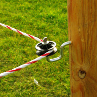 Izolator narożny na rolce z gwintem do drewna do linki stalowej, plecionki i drutu