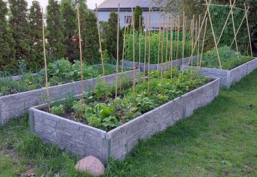 Grządki podwyższone z płyt betonowych na ogrodzenie - tani i łatwy sposób